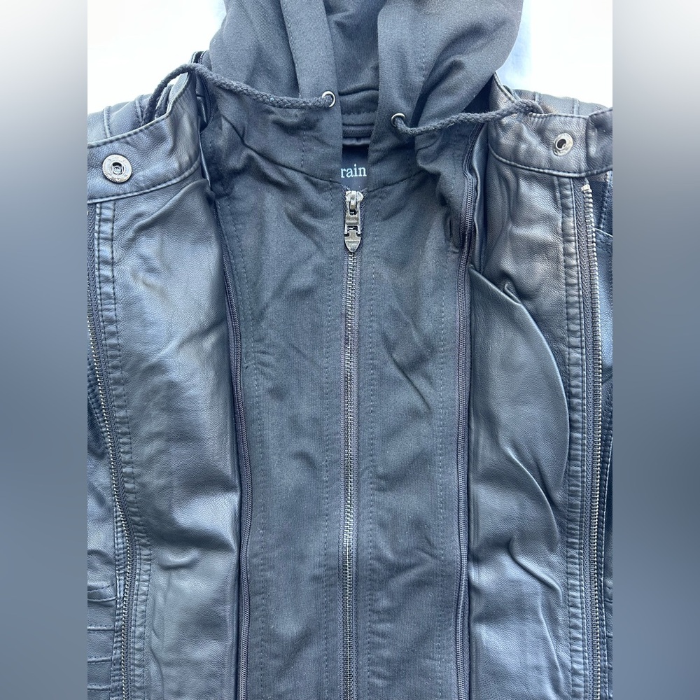 Sleek Black Leather Jacket with Hood and Zipper - Picture 7 of 10